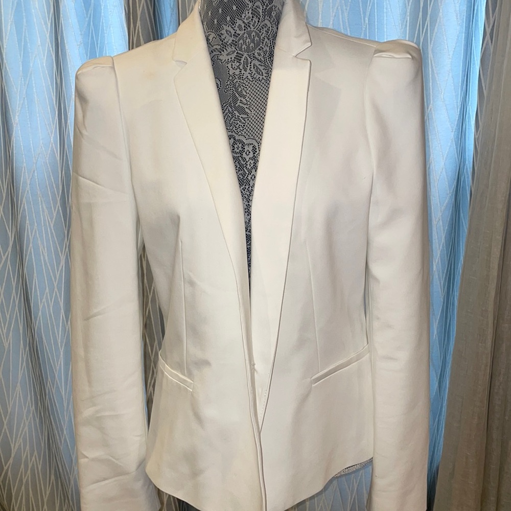 Excellent condition Zara white blazer.  Size XL